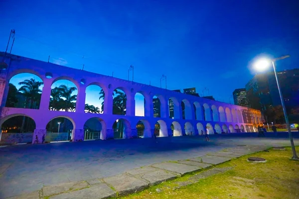 prédio colorido de azul em campanha de conscientização contra o câncer colorretal