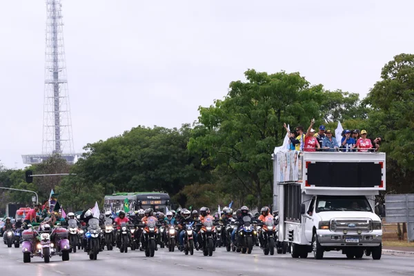 Celina e Michelle fazem “Motociata da Liberdade” na véspera do 1º turno