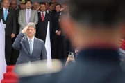 O governador Tarcísio de Freitas (Republicanos) prestou continência a militares.