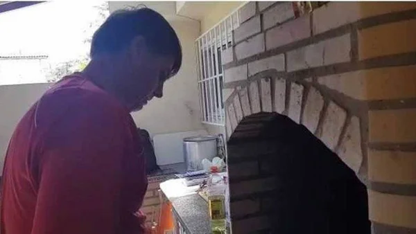 Bolsonaro toma água de coco na praia e faz churrasco para seguranças