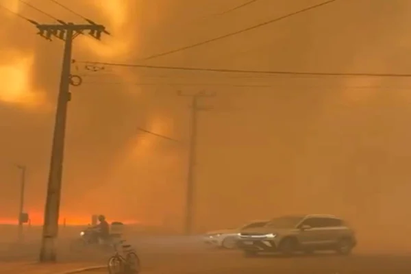 Imagem colorida de fumaça causada por incêndio - Metrópoles