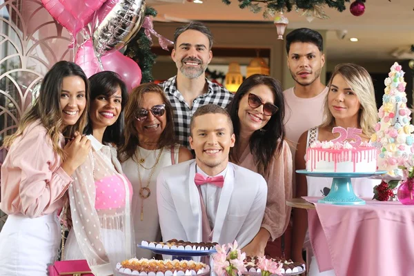 Aniversário de 25 anos de Edu Ganassin agita Confeitaria Francesa