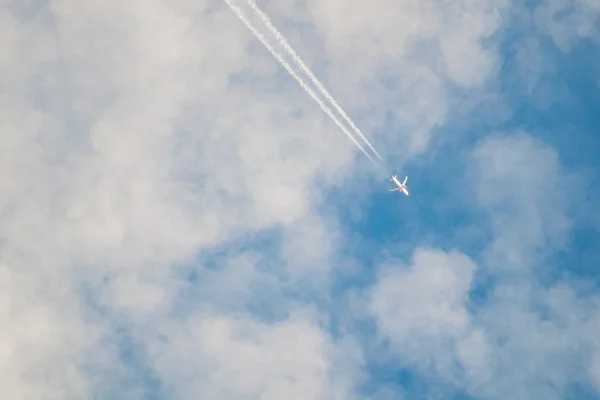 Imagem colorida de avião voando - Metrópoles