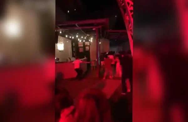 Imagem colorida de pessoas correndo após terremoto