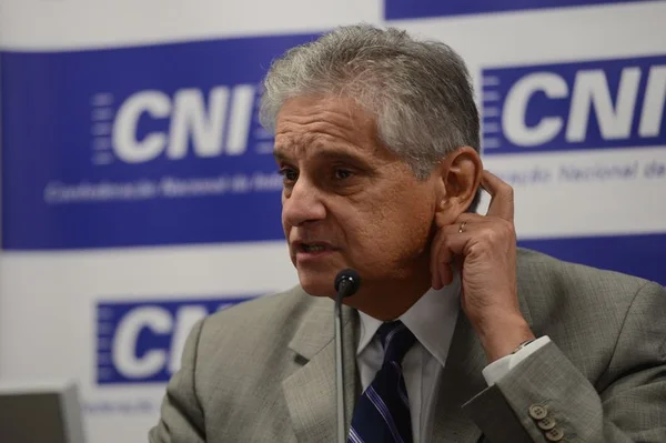 Ajuste fiscal focado em aumento de imposto gera mais recessão, diz CNI