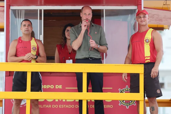 Príncipe William se encontra com salva-vidas na praia de Copacabana