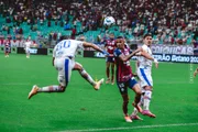 Disputa de bola em Bahia x Fortaleza