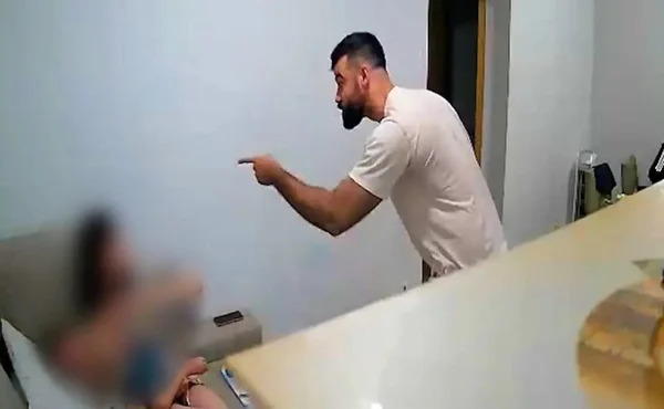 Advogado filmado ao agredir esposa com filho no colo está foragido
