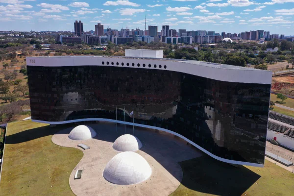 Foto colorida do edifício-sede do TSE, em Brasília - Metrópoles