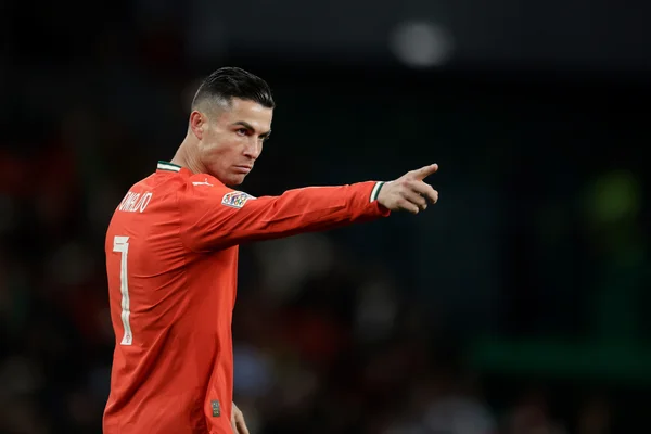 Foto colorida de Cristiano Ronaldo com a seleção de Portugal - Metrópoles
