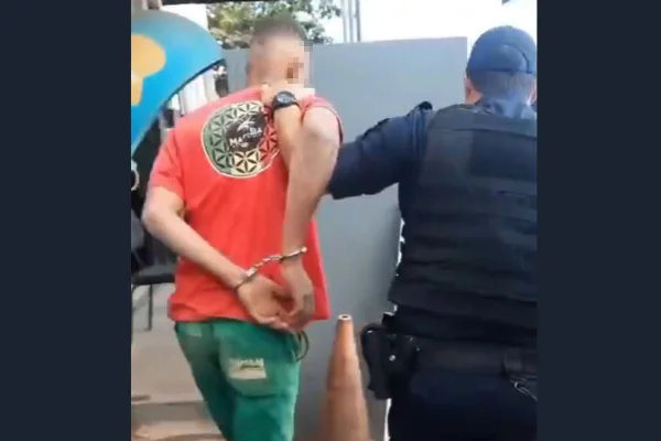 GO: homem ameaça público em feira e xinga guardas de “otários”. Vídeo