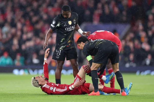 Ekitiké machucado em campo na partida pela Champions League