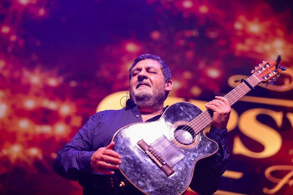 Gipsy Kings agita o Metrópoles Music com início de show eletrizante
