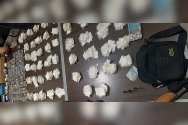 Imagens coloridas mostram drogas colocadas sobre mesa após ação do Ministério Público e da Polícia Militar
