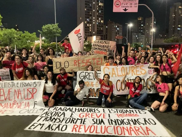 Imagem colorida mostra estudantes da USP na chegada ao Largo da Batata - Metrópoles