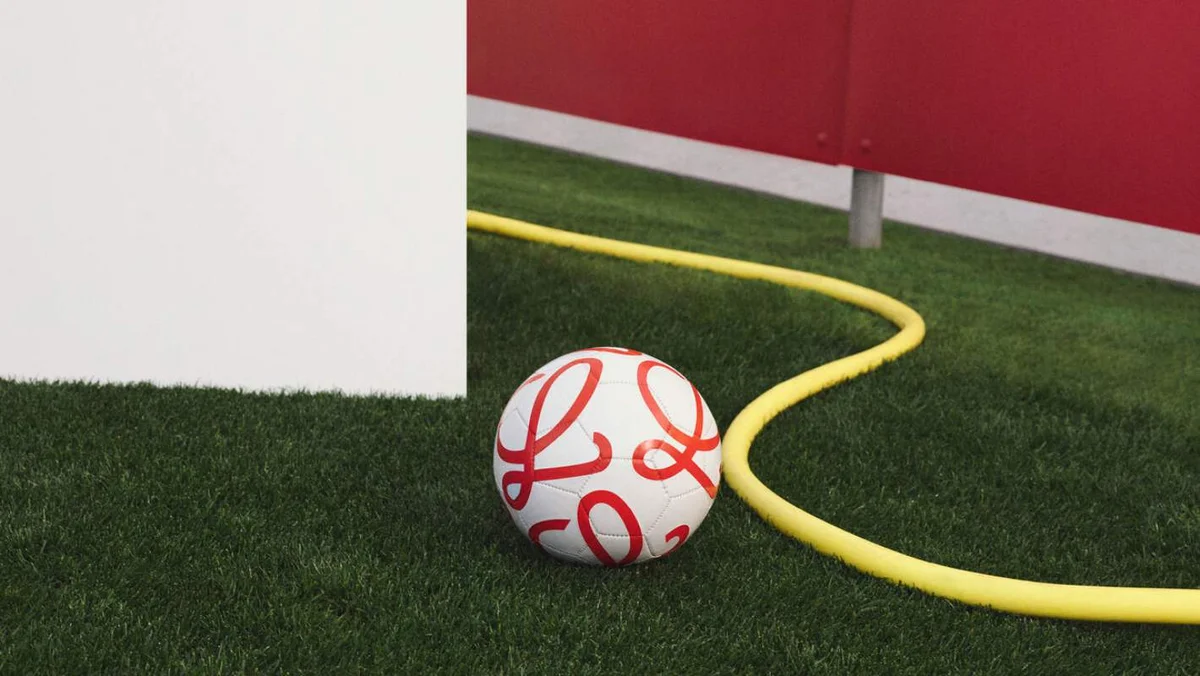 A grife Loewe leva sua estética ao esporte ao vestir as seleções espanholas de futebol A grife Loewe leva sua estética ao esporte ao vestir as seleções espanholas de futebol