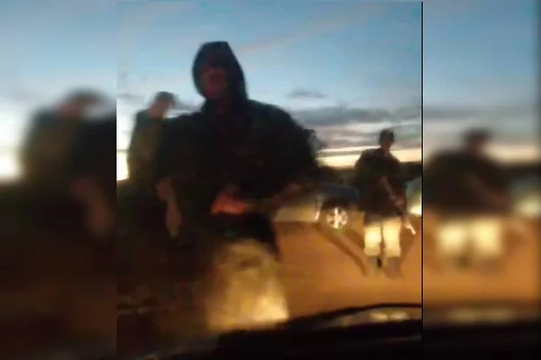Faroeste: vídeo mostra jagunços armados ameaçando trabalhadores em fazenda no Entorno do DF