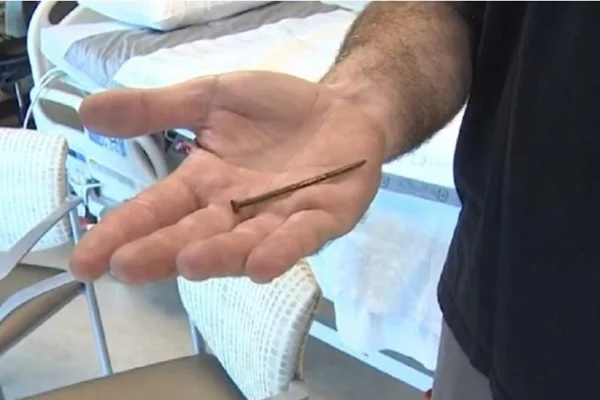 Pistola dispara e homem acerta o próprio peito com prego de 7cm