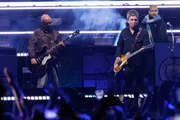 A banda Oasis durante uma apresentação