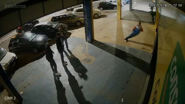 Homem é esfaqueado na rua