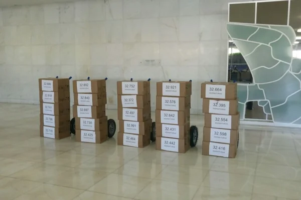 Uber leva ao Senado mais de 800 mil assinaturas contrárias ao PL 28
