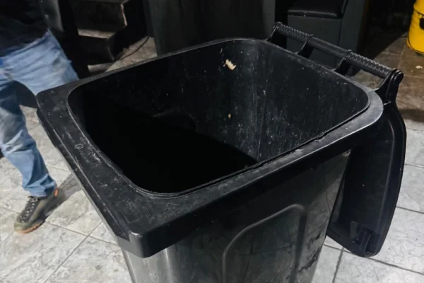 Imagem colorida de lixeira. Metrópoles