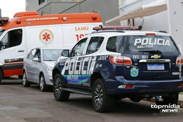 Imagem colorida de ambulância e carro da polícia - Metrópoles