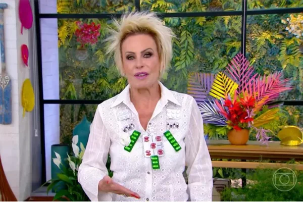 Ana Maria Braga com colar de remédios