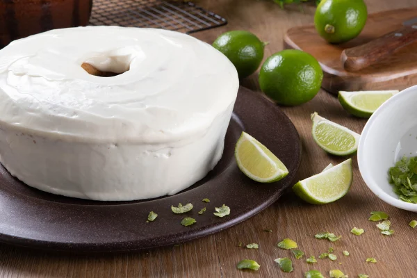 bolo de limão com mousse em cima