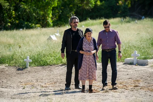 Império: José Alfredo (Alexandre Nero), Jesuína (Laura Cardoso) e Josué ( Roberto Birindelli) visitando o túmulo de Maurílio.