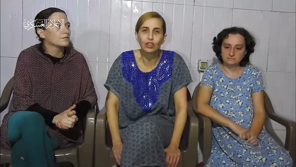 Imagem colorida de três mulheres reféns do Hamas em Gaza - Metrópoles