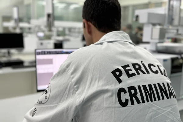 Imagem colorida de perito criminal. Metrópoles