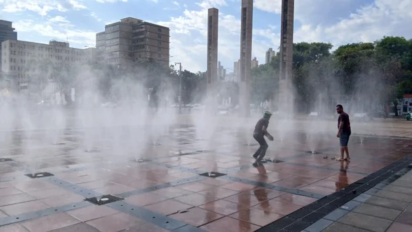 praça da estação pessoas se refrescando