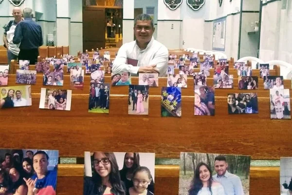 Foto de fiéis em banco de igreja