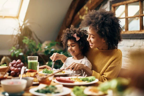 mãe e filha em mesa posta