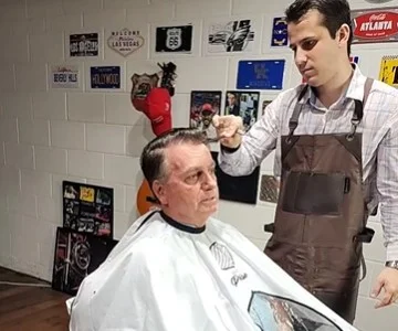 Vídeo: Bolsonaro faz live cortando o cabelo e diz que encontrará Trump