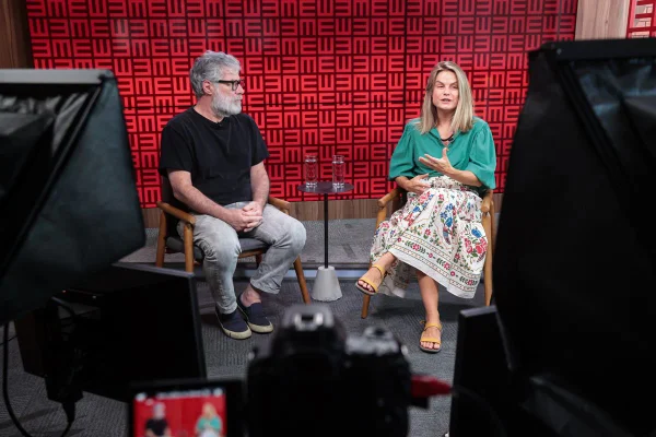 Foto colorida da entrevista com Leopoldo Pacheco e Carol Gonzalez - Metrópoles