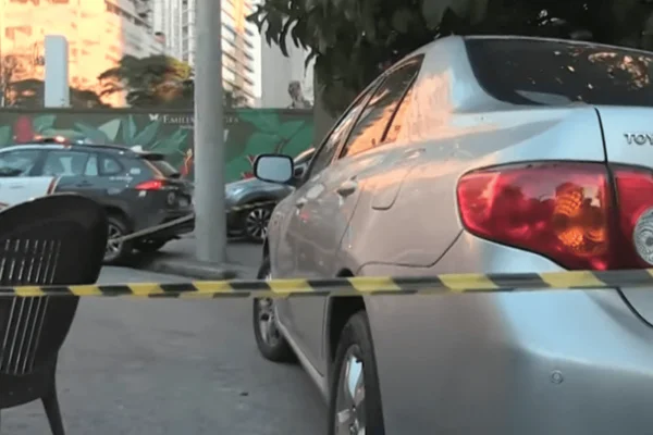 Imagem colorida do carro do homem vítima de assalto na Vila Madalena - Metrópoles