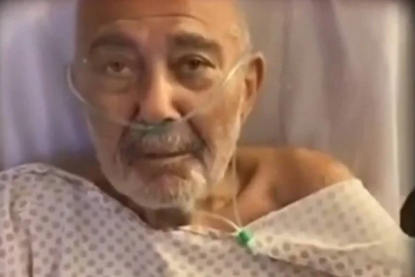 Imagem colorida mostra ator Roberto Guilherme em leito de hospital / Metrópoles