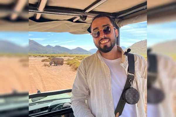 Homem sorrindo em safari
