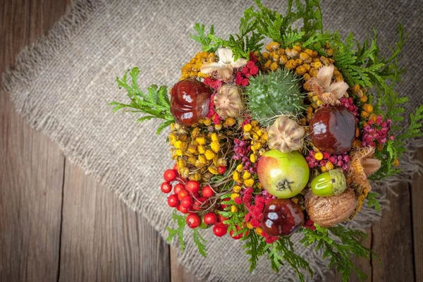 Em clima de verão, decore sua mesa de Natal com flores e frutas