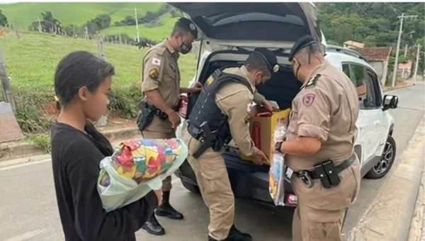 Menina pede chinelo e refrigerante como presente de Natal e policiais se mobilizam para ajudar família