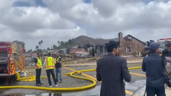 Queda de avião mata duas pessoas e incendeia casas na Califórnia