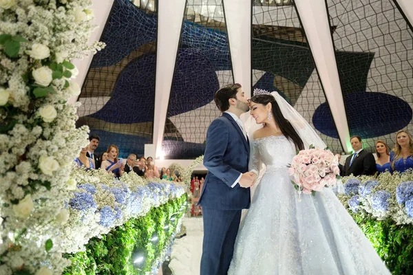 Gabriella Miziara e Marcus Maia se casam em bela cerimônia na Catedral