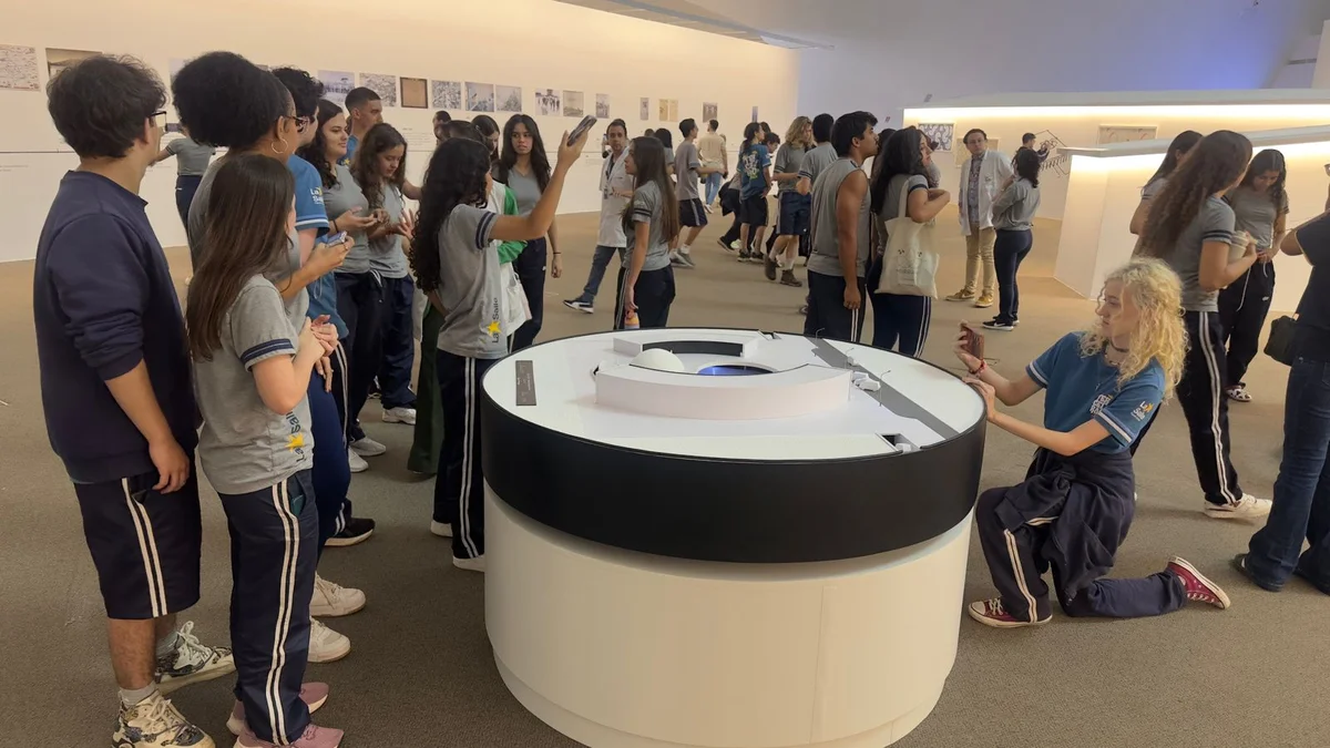 Alunos ao redor da obra Alunos ao redor da obra