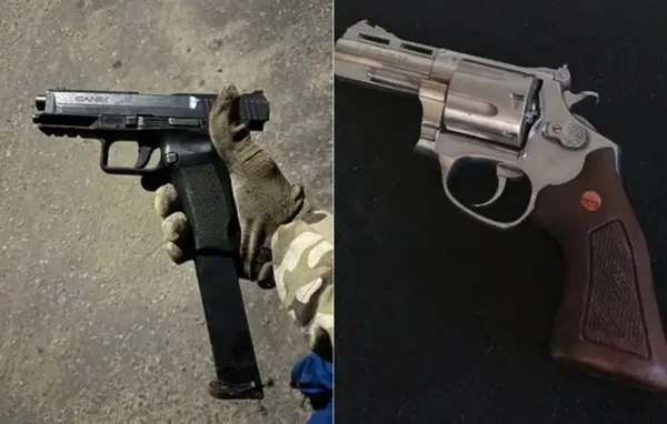 Imagem colorida de armas de fogo apreendidas pela polícia em Salvador suspeitos - Metrópoles