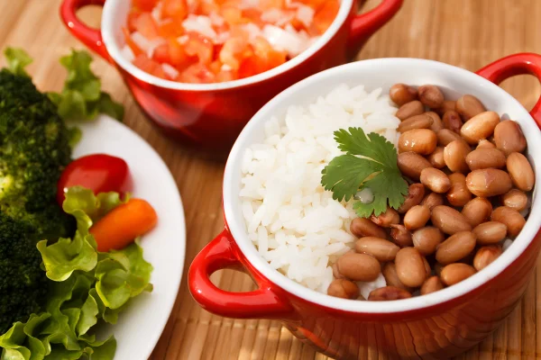 Imagem mostra uma panelinha com arroz e feijão carioca - Metrópoles