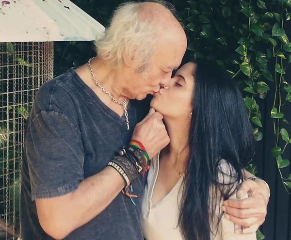 Fernanda Esteves e Erasmo Carlos dão um selinho - Metrópoles