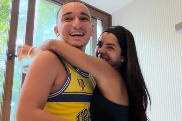 Esposa de João Gomes, Ary Mirelle justifica isenção do cantor sobre política: "Não é ruim" - Metrópoles