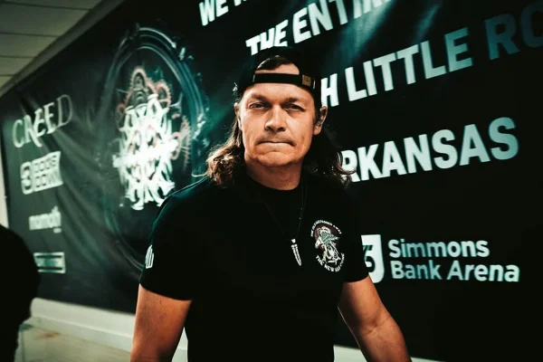 Brad Arnold faz careta para câmera